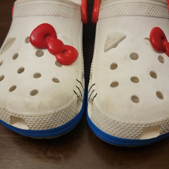 Sanrio Hello Kitty Crocs with Bow Accents - Picture 3 of 7